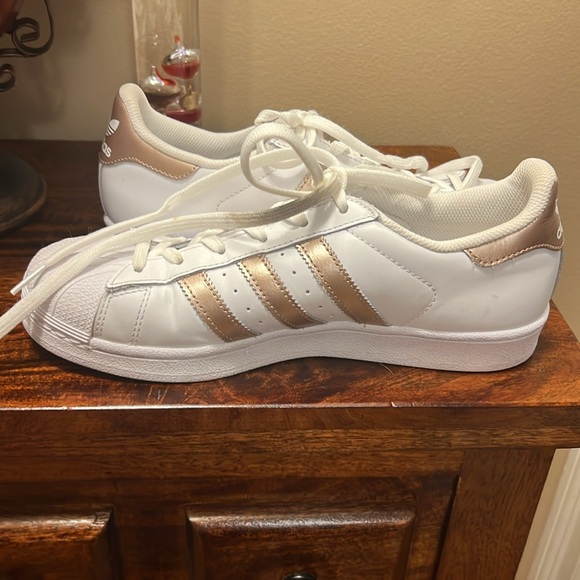 Adidas Superstars Tennis Shoes in White Copper Metallic, Size 8 - Picture 11 of 16